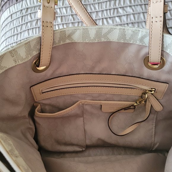 Michael Kors Handbag with Matching Wallet and Cosmetics Bag - Picture 10 of 11